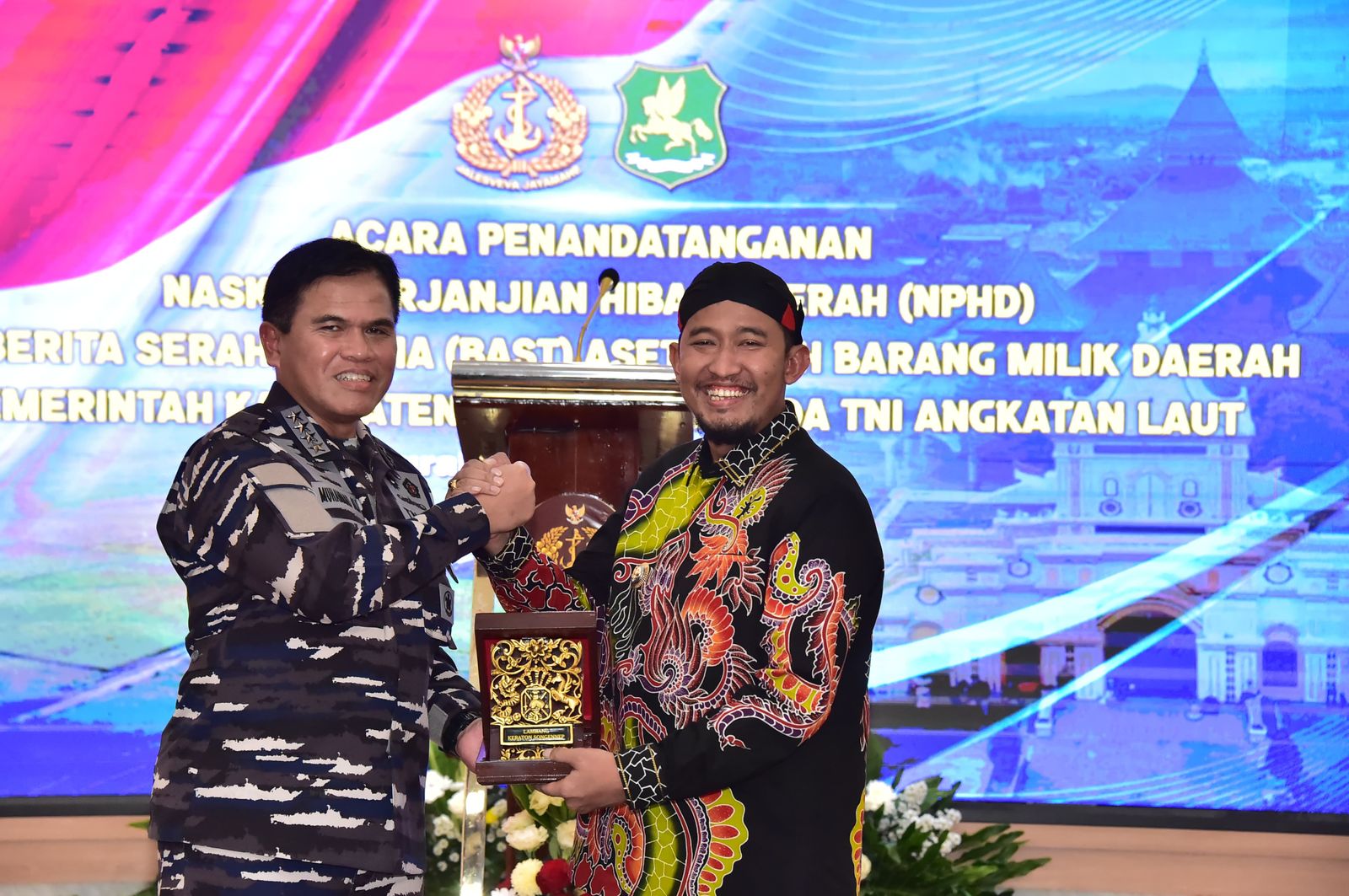 KSAL Laksamana TNI Muhammad Ali menerima hibah tanah dari Pemerintah Kabupaten Sumenep. (TNI AL). - Image