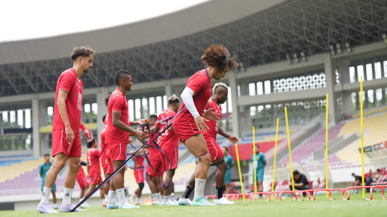 Skuad Malut United saat melakoni sesi official training di Stadion Manahan, Solo. - Image