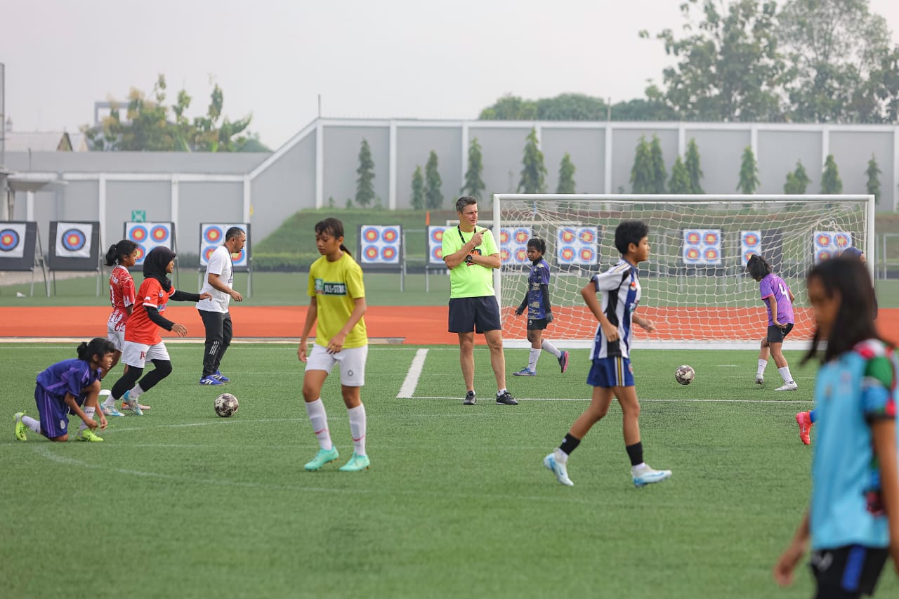 Tim MilkLife Shakers (U-12) dan HydroPlus Strikers (U-14) tengah menjalani pemusatan latihan sebagai persiapan menuju turnamen sepak bola Junior Soccer School and League (JSSL) Singapore 7’s. - Image