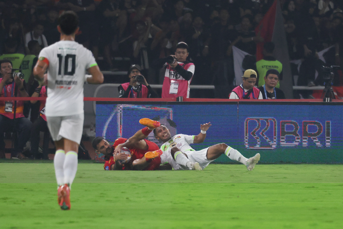 Pemain Persija Jakarta Pablo Andrade Plaza Da Silva berebut bola dengan pemain Persebaya Surabaya Ardi Idrus pada pertandingan Liga 1 2024/2025  di Stadion Utama Gelora Bung Karno, Jakarta, Sabtu (12/4/2025). (Dery Ridwansah/ JawaPos.com)