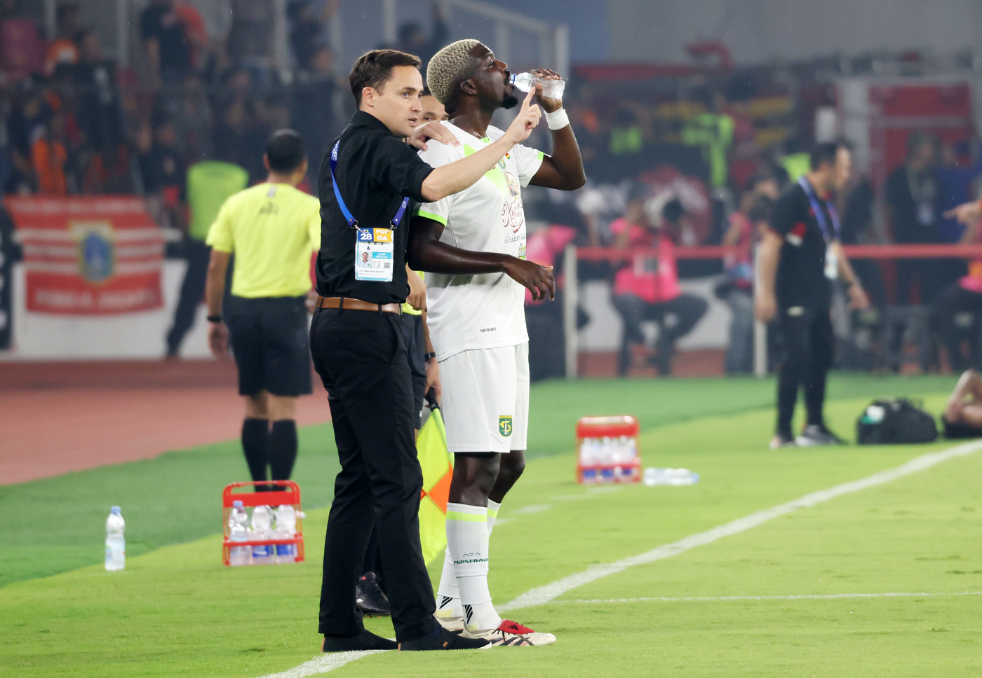Pelatih Persebaya Surabaya Paul Christopher Munster memberikan arahan kepada pemain Persebaya pada pertandingan Liga 1 2024/2025 di Stadion Utama Gelora Bung Karno, Jakarta, Sabtu (12/4/2025). (Dery Ridwansah/ JawaPos.com) - Image