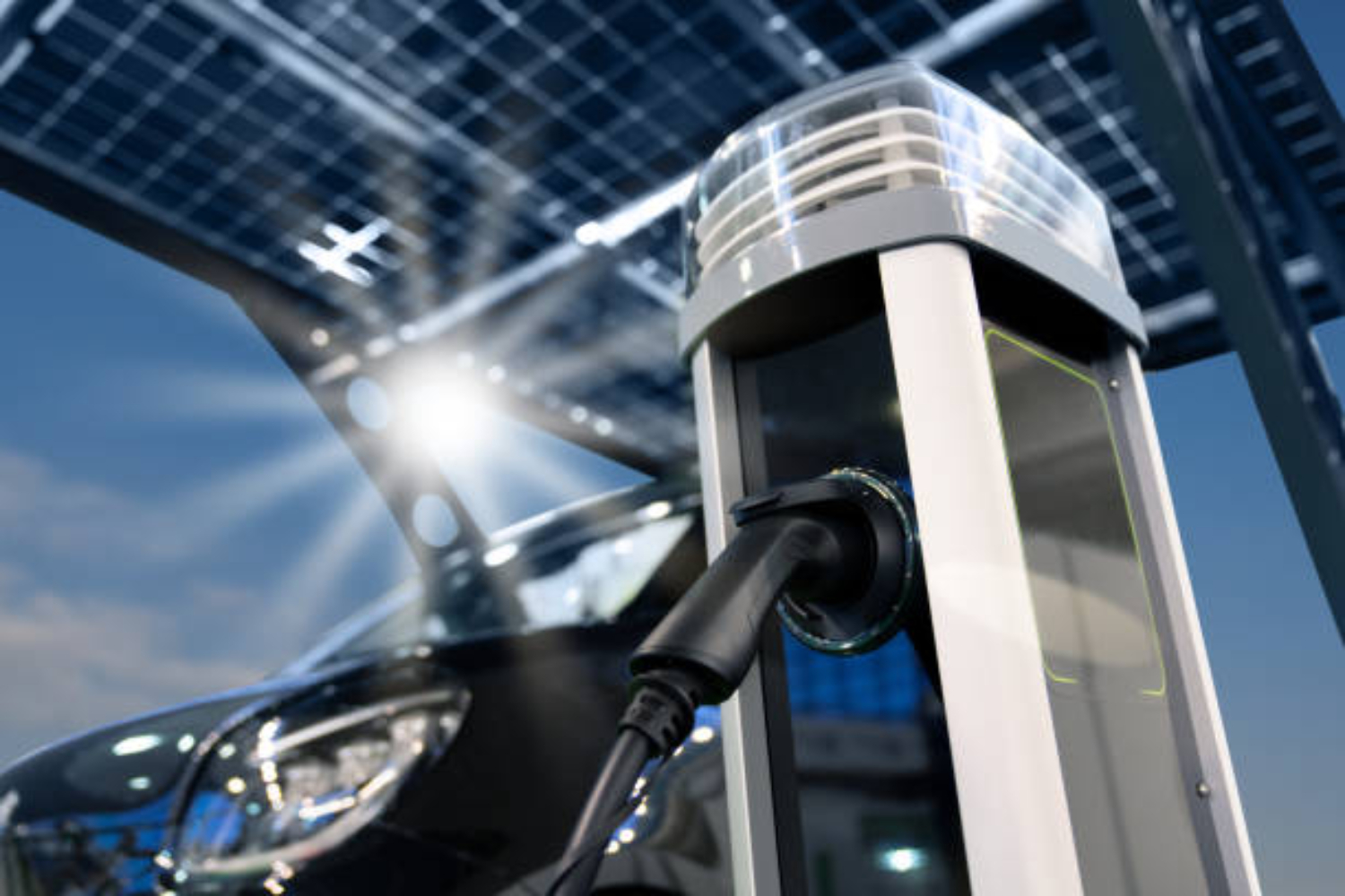 Ilustrasi mobil listrik mengisi daya. (istockphoto) - Image