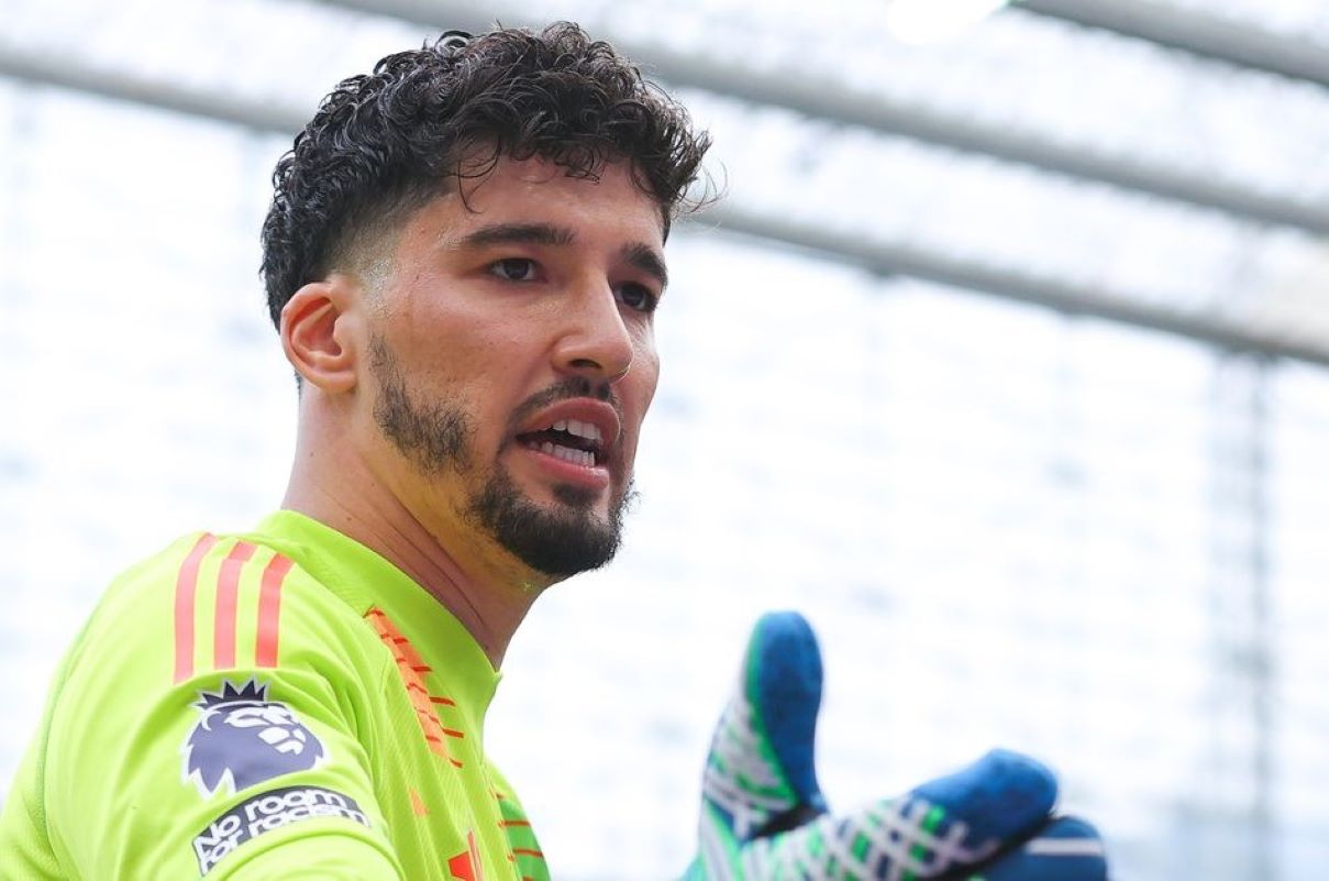 Kiper Manchester United Altay Bayindir. (X/@ManUtd) - Image