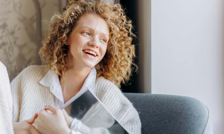 Wanita tersenyum. (Pexels) - Image