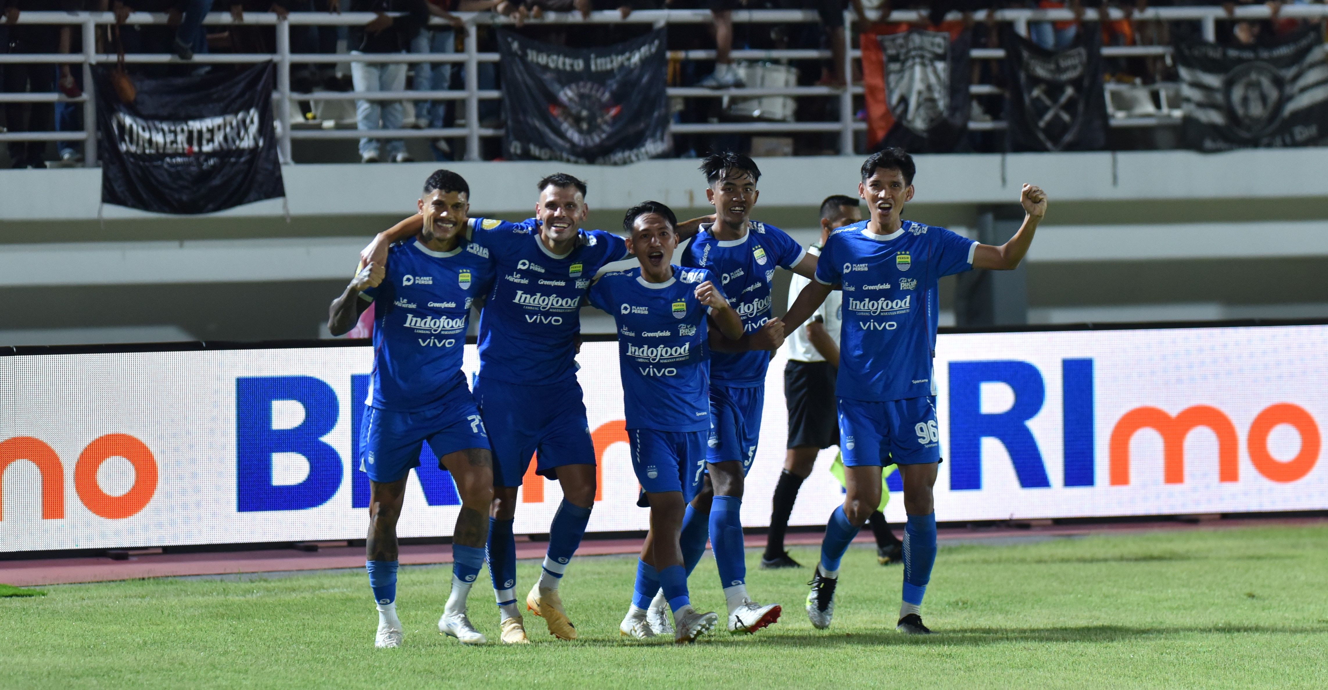 Pemain Persib saat rayakan gol kedua Tyronne Del Pino ke gawang Borneo FC. (dok. Persib) - Image