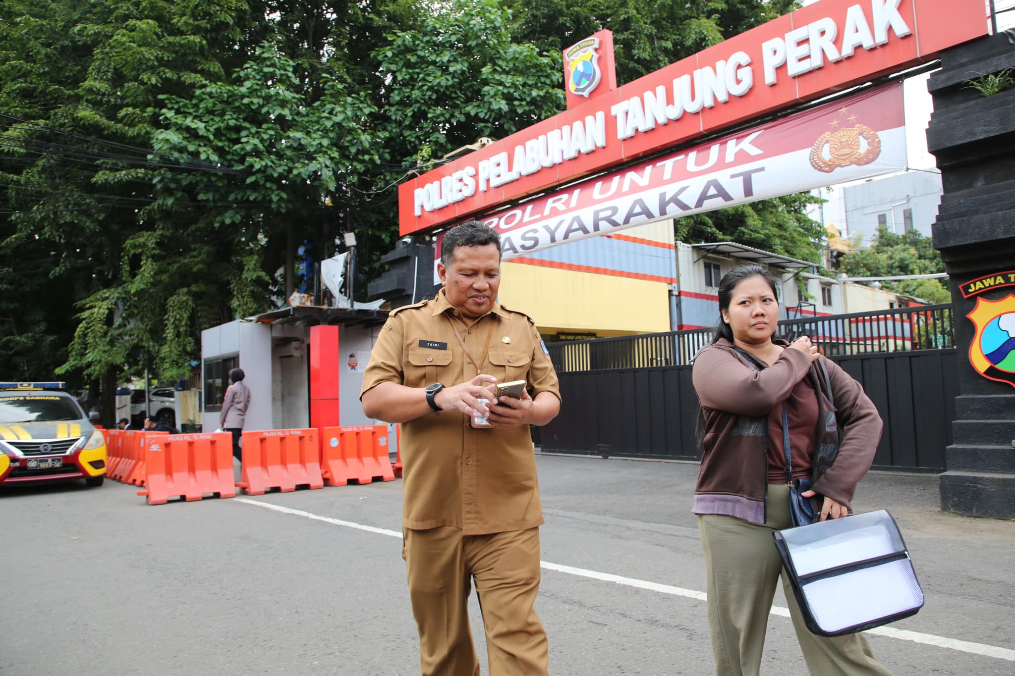 Disperinaker Kota Surabaya mendampingi pekerja untuk melaporkan kasus penahanan ijazah ke Polres Tanjung Perak, Senin (14/4). (Novia Herawati/ JawaPos.com) - Image