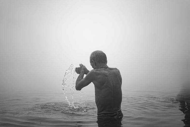 Ilustrasi mandi di sungai. - Image