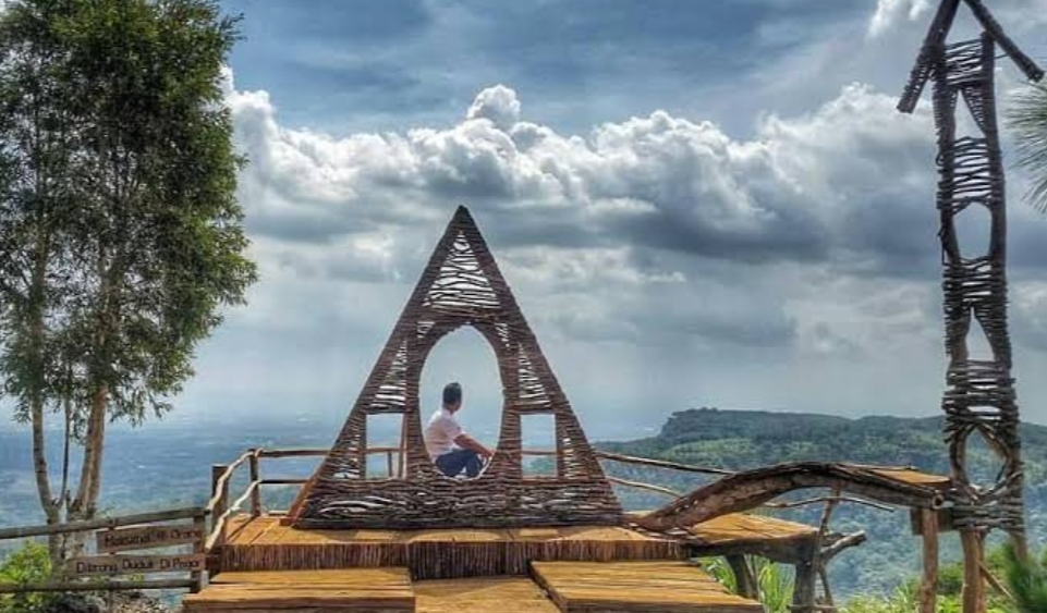 Pesona Bukit Lintang Sewu di kawasan Dlingo, Bantul, Jogjakarta. (Alodiatour - Image