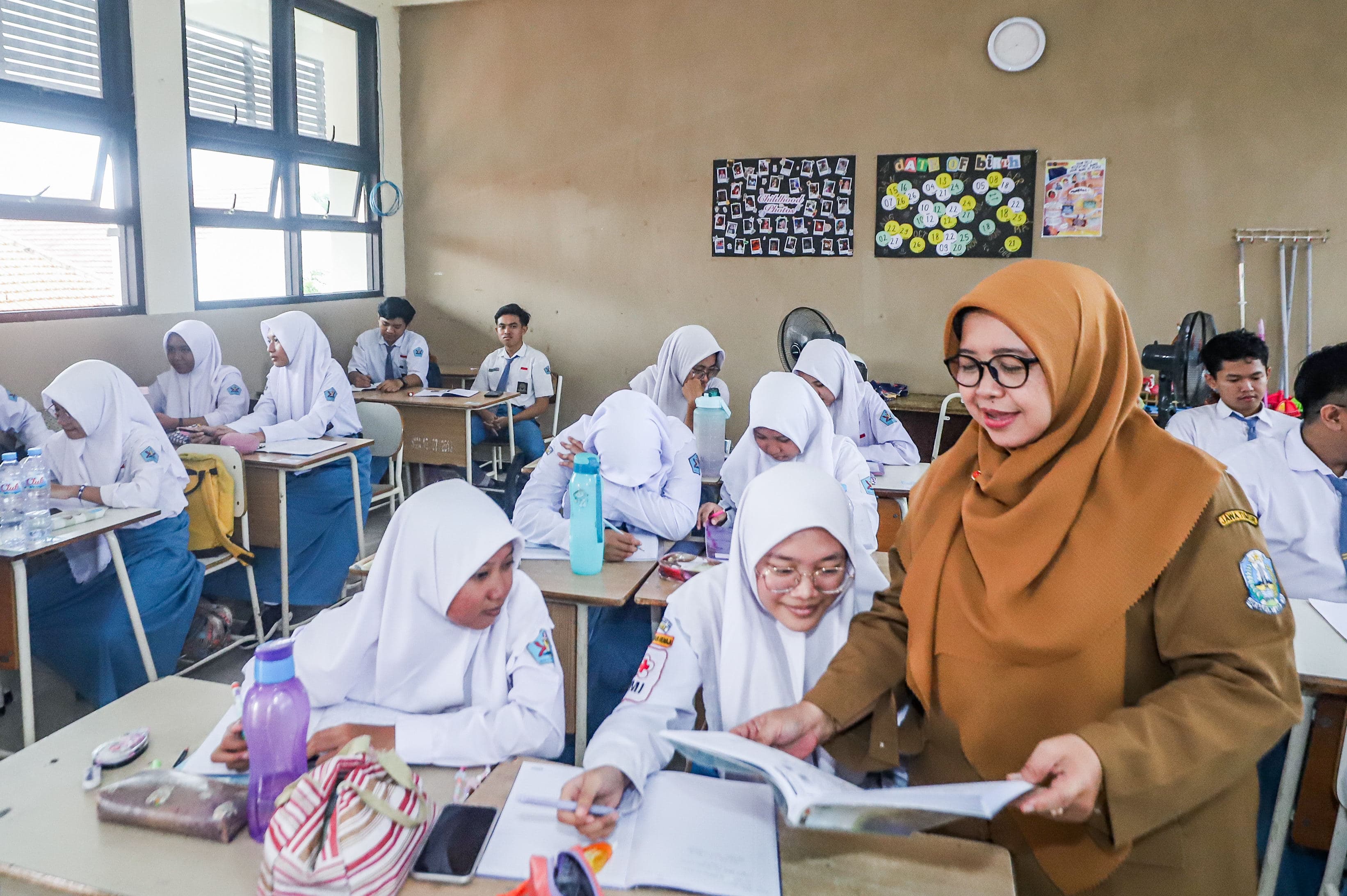 Ilustrasi penjuruan IPA, IPS dan Bahasa kembali diterapkan di SMA. (Riana Setiawan / Jawa Pos) - Image