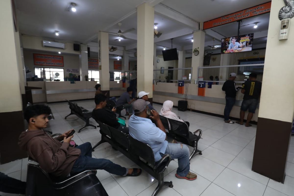 Kantor Samsat Surabaya Utara dipadati warga usai libur Lebaran. (Puguh Sudjatmiko/Jawa Pos) - Image