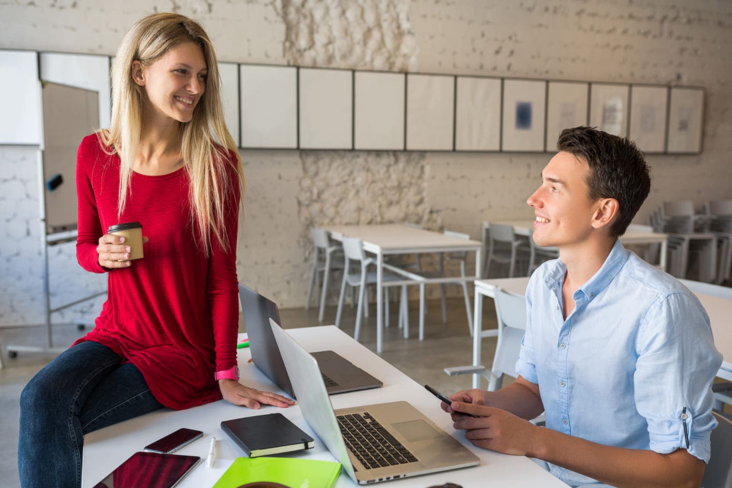 ilustrasi teman kantor yang mengobrol. Sumber foto: Freepik - Image