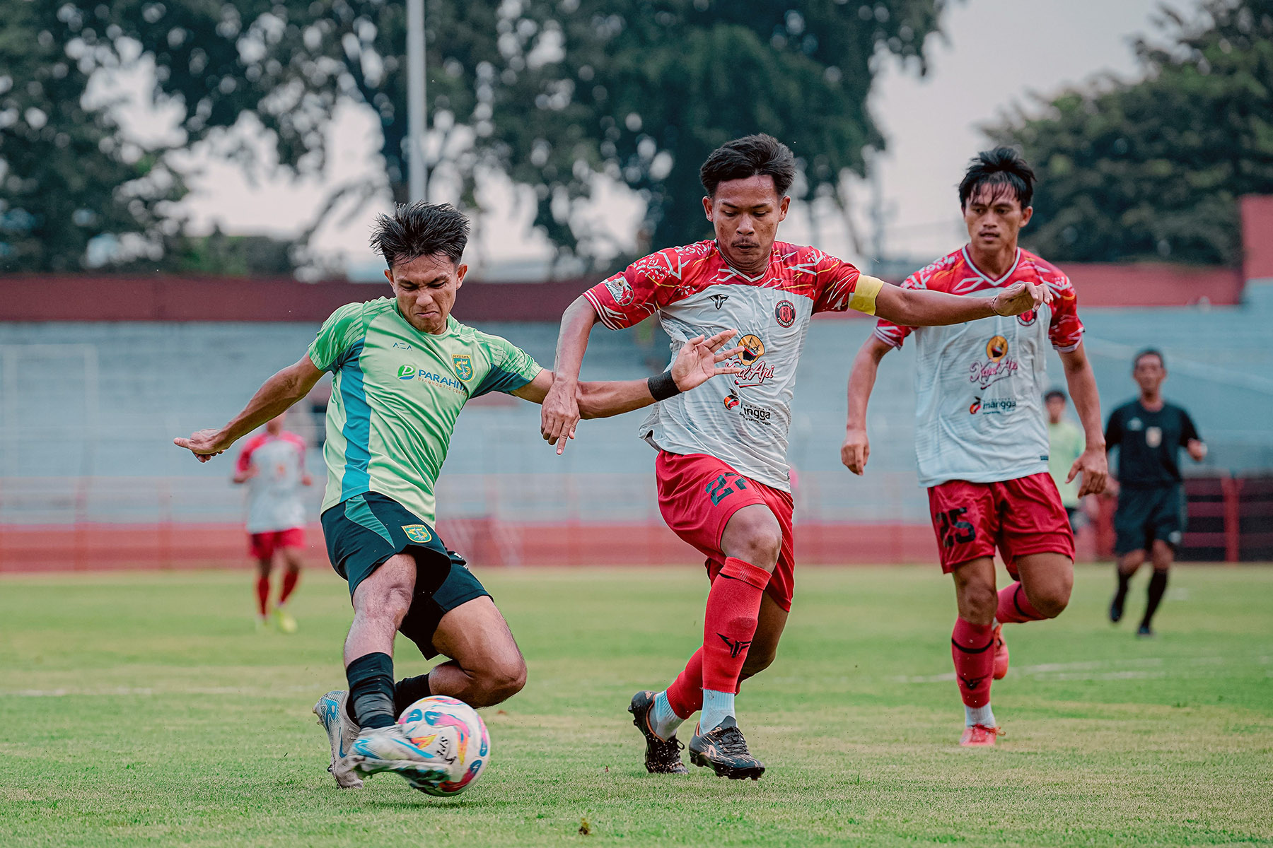 Kasim Botan saat melakoni laga uji coba melawan Sang Maestro FC di Stadion Gelora 10 November pada Senin (14/4) sore. (Dok. Persebaya) - Image