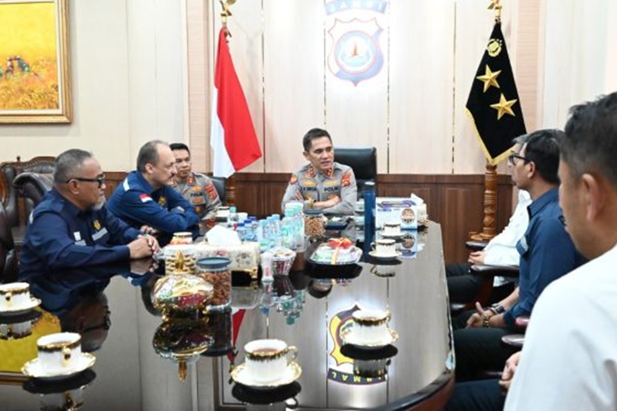 Kapolda Jambi Irjen Pol. Krisno Halomoan Siregar menerima kunjungan SKK Migas Perwakilan Sumbagsel, Selasa (15/4). Sejumlah KKKS turut hadir dalam silaturahmi. (dok. PetroChina) - Image