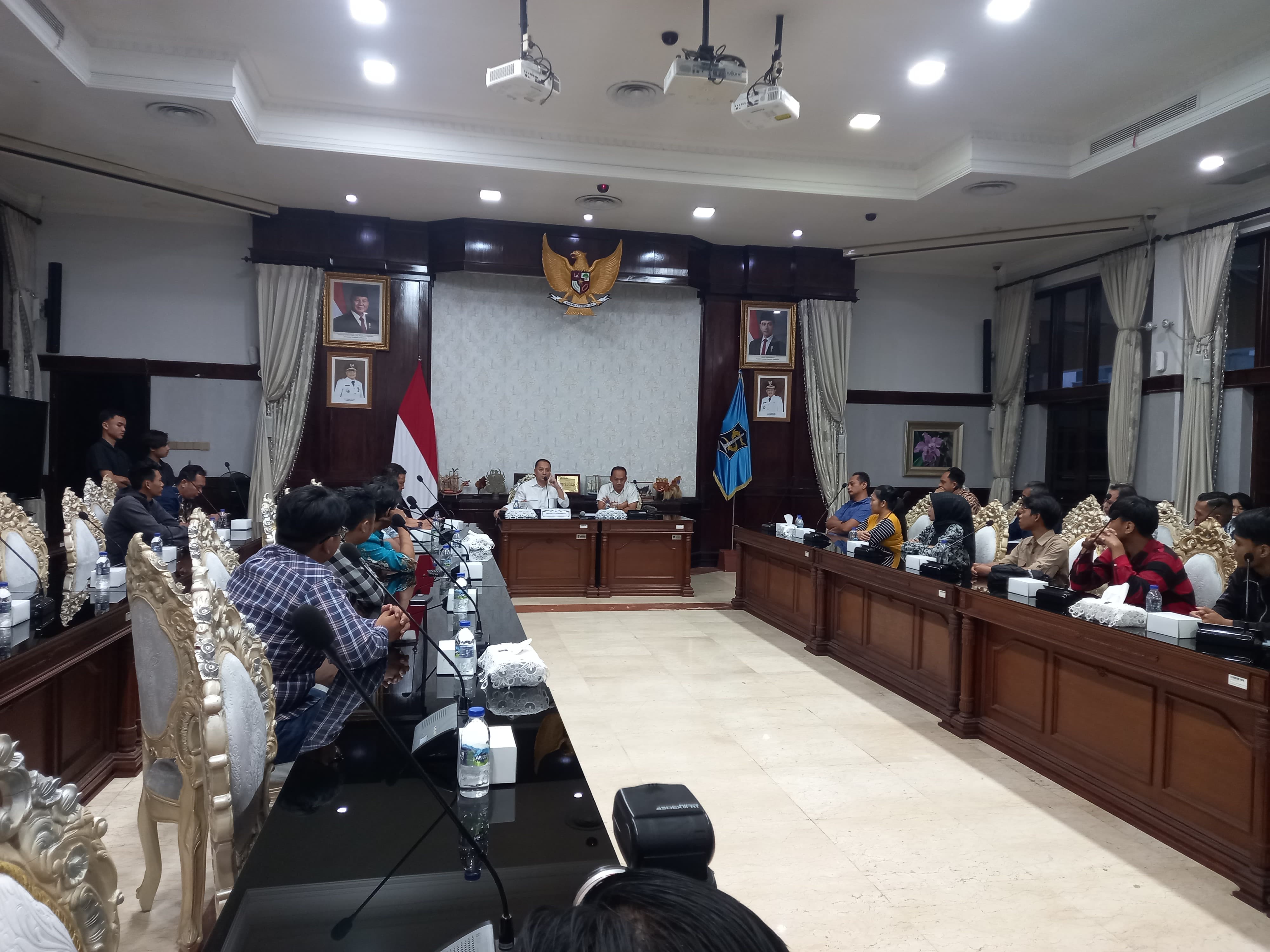 Wali Kota Surabaya, Eri Cahyadi saat menemui belasan korban penahanan ijazah UD Sentoso Seal di Balai Kota, Rabu (16/4). (Novia Herawati/ JawaPos.com). - Image