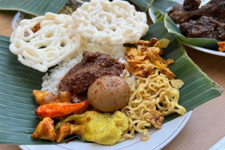 Ilustrasi- Rekomendasi sarapan enak di Surabaya. (Capture Youtube/Budiono Sukses) - Image