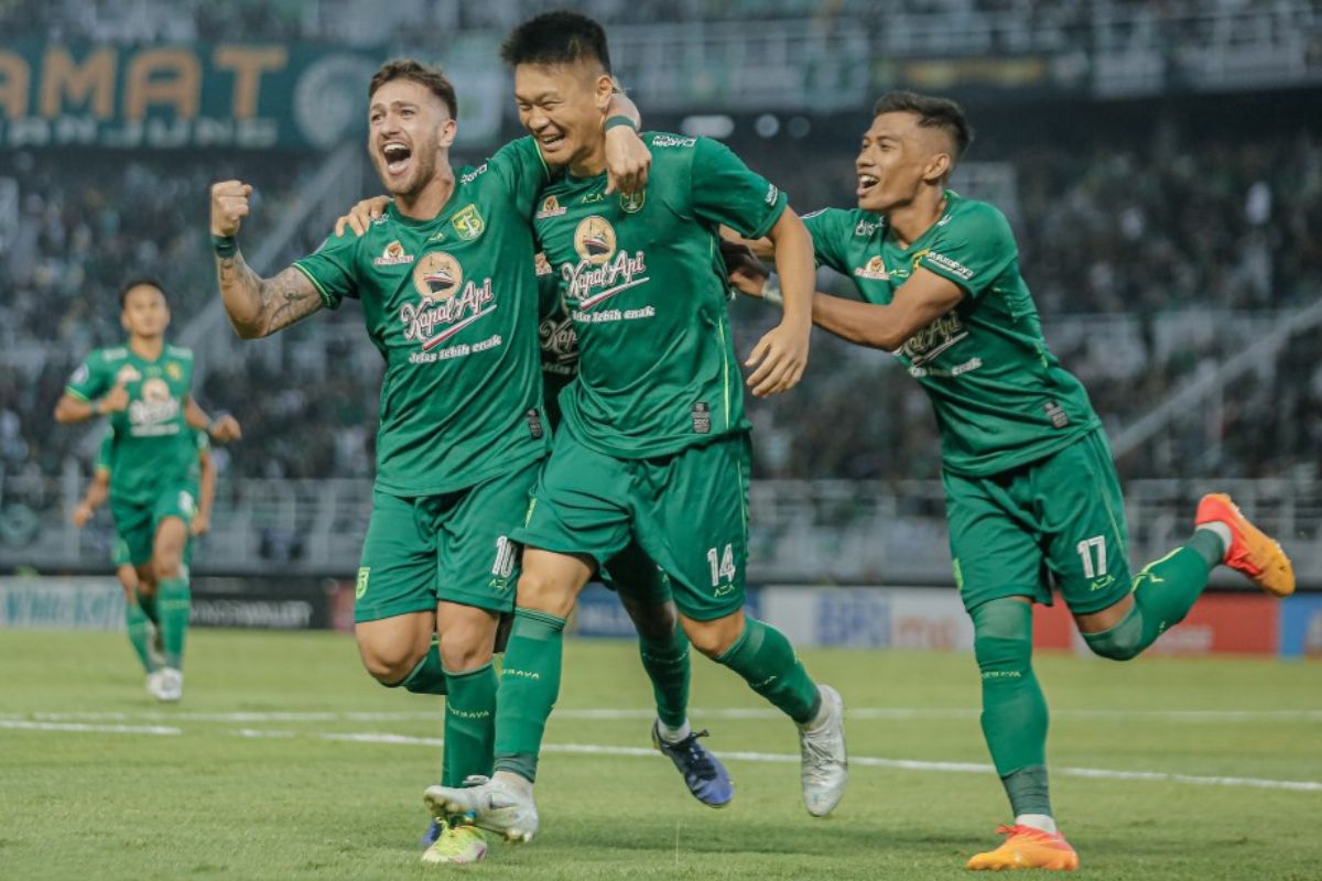 Higor Vidal (kiri) punya memori manis bersama Persebaya Surabaya. (Media Persebaya) - Image