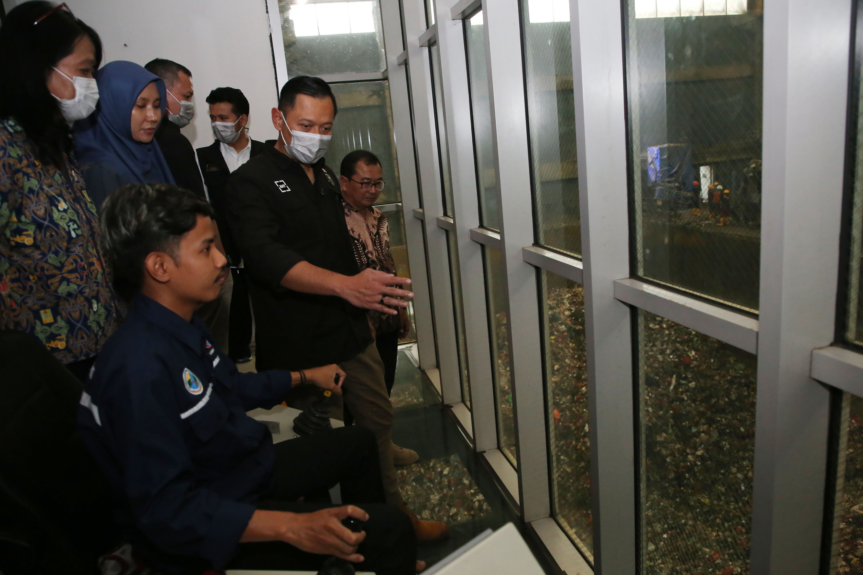 Menko Infrastruktur, Agus Harimurti Yudhoyono (AHY) saat melakukan kunjungan kerja ke TPA Benowo, Surabaya, Rabu (16/4). (Humas Pemkot Surabaya). - Image