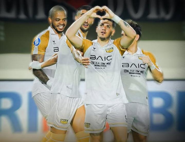 Selebrasi pemain Dewa United atas kemenangan tipis 1-0 PSS Sleman di Stadion Maguwoharjo. (@dewaunitedfc) - Image