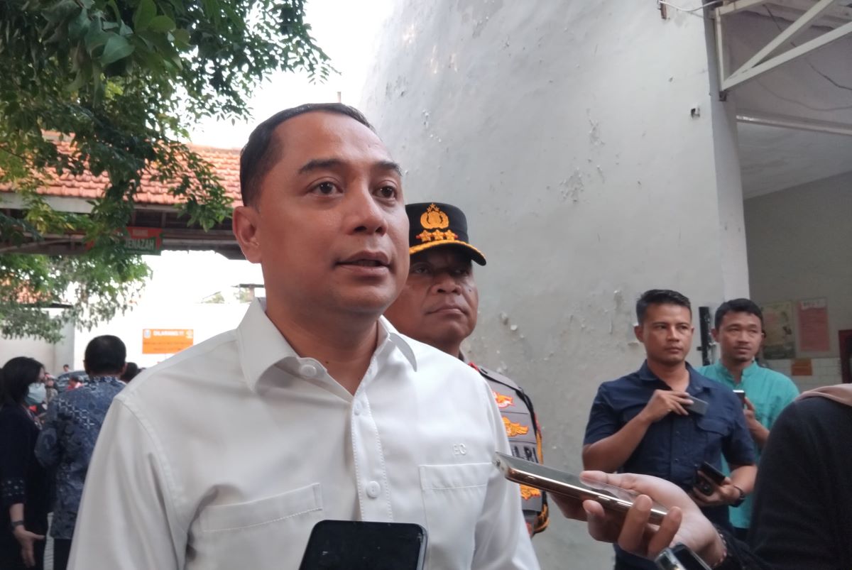 Wali Kota Surabaya Eri Cahyadi dampingi korban penahanan ijazah lapor ke Mapolres Pelabuhan Tanjung Perak. (Juliana Christy/JawaPos.com) - Image