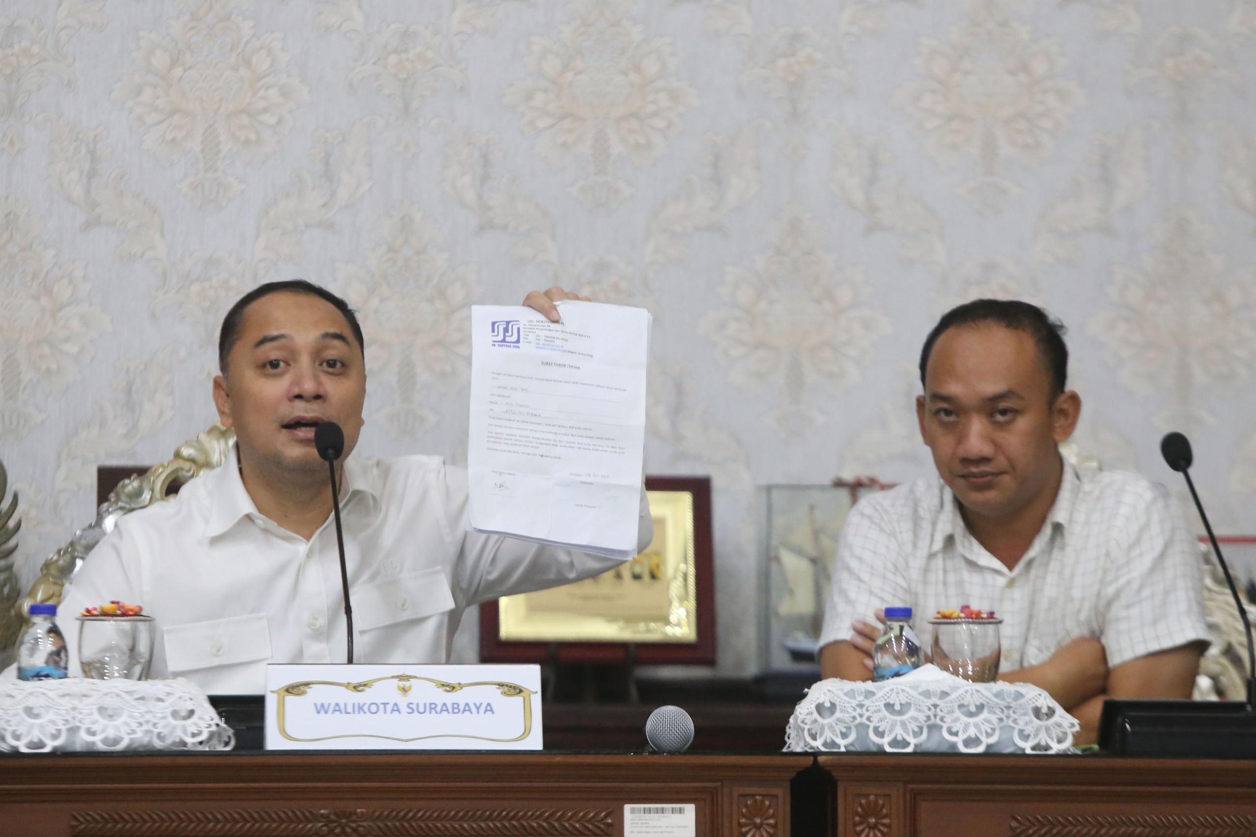 Wali Kota Surabaya, Eri Cahyadi menuturkan Pemkot Surabaya akan membuka tiga posko pengaduan ijazah ditahan. (Humas Pemkot Surabaya) - Image