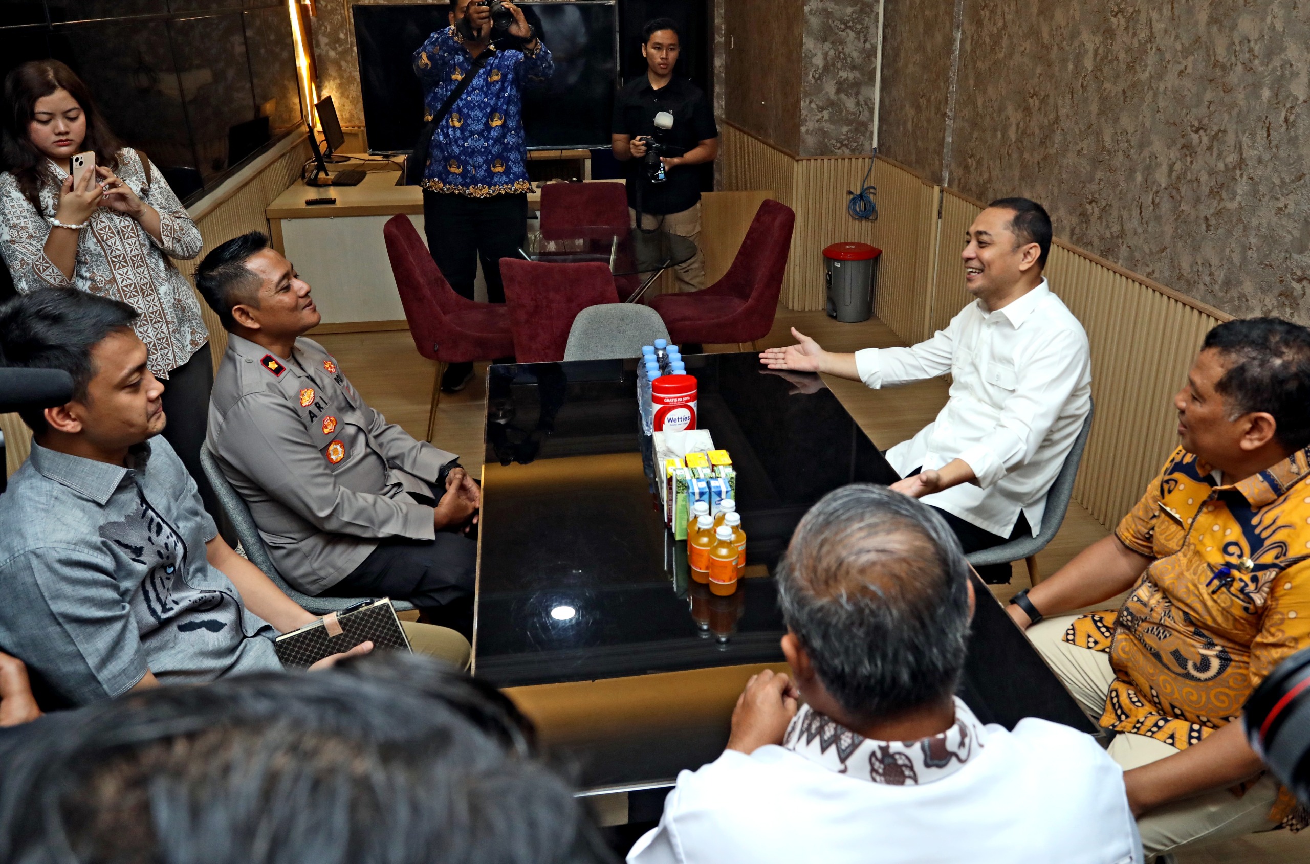 Wali Kota Surabaya Eri Cahyadi saat mendampingi korban penahanan ijazah melapor ke Polres Tanjung Perak. (Puguh Sujiatmiko/Jawa Pos) - Image