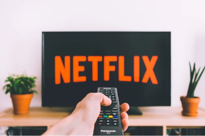 Ilustrasi tujuh ciri dari orang-orang yang terus menerus menggulir Netflix namun tidak pernah menekan tombol play. (Pexels) - Image