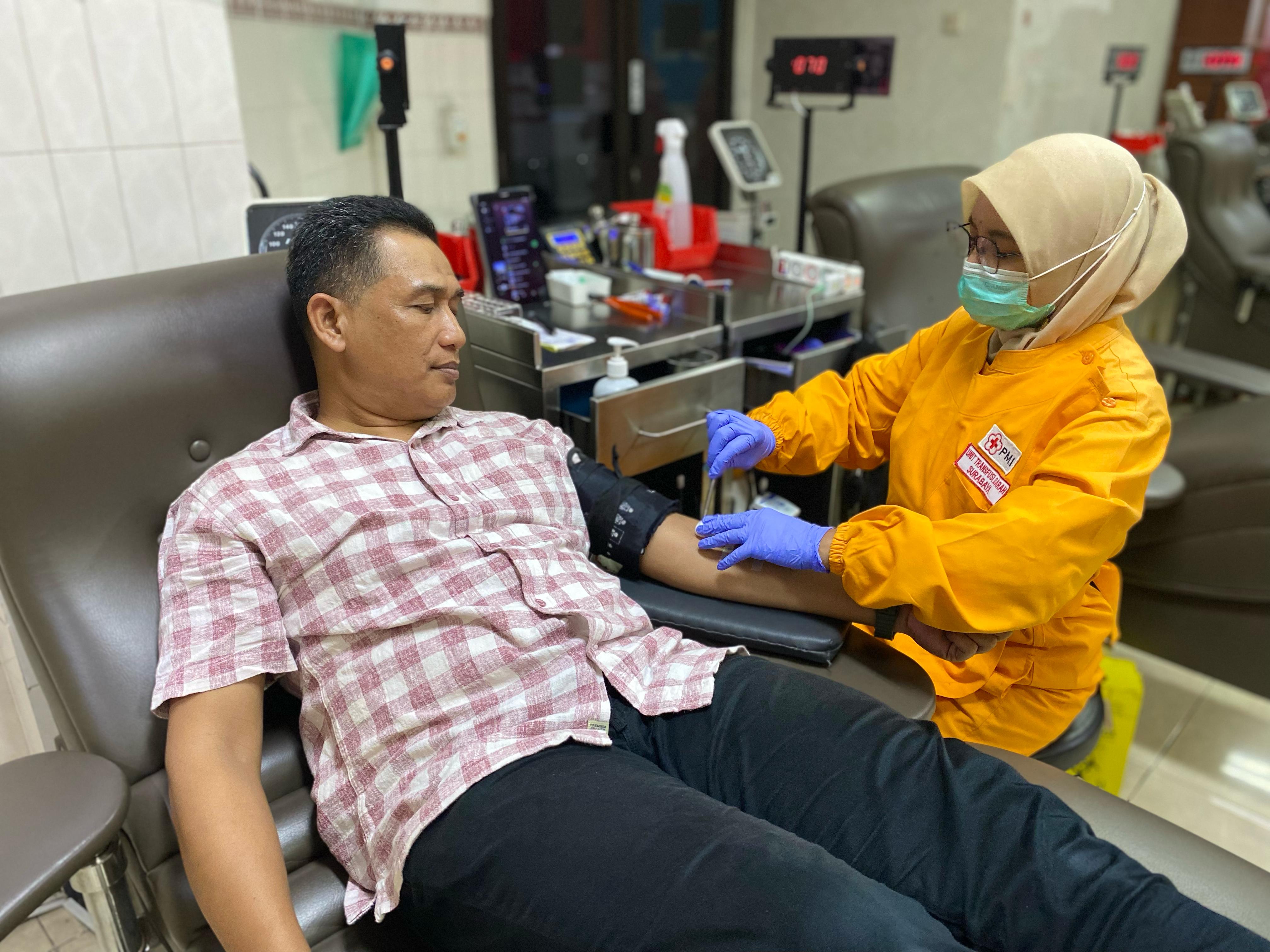 Pendonor saat melakukan donor darah di UDD PMI Surabaya. (Juliana Christy/JawaPos.com). - Image