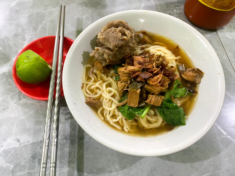 Menu andalan di kedai Mie Ayam Bakso Goyang Lidah Pak Tris di Darmokali, Surabaya. (Juliana Christy/JawaPos.com) - Image