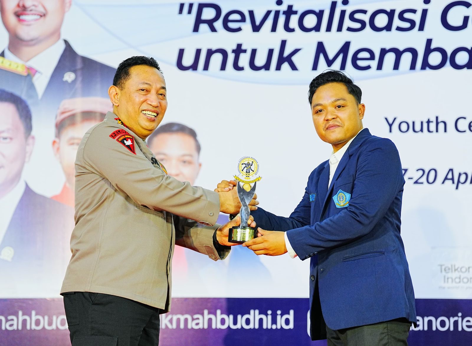 Kapolri Jenderal Listyo Sigit Prabowo saat menerima penghargaan dari Hikmahbudhi. (Mabes Polri) - Image