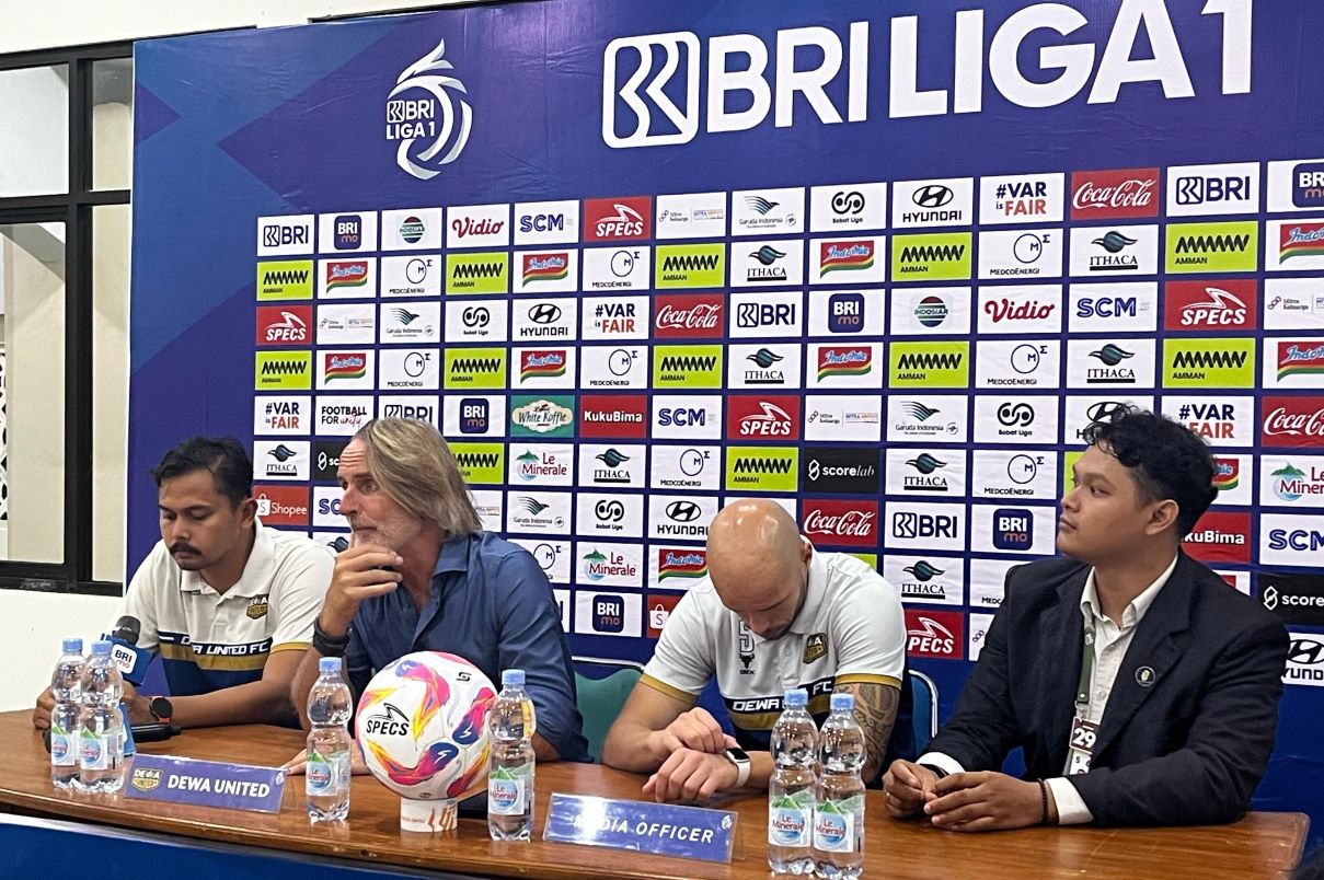 Pelatih Dewa United Jan Olde Riekerink. (Alvin Fahrizal Bayyuni/JawaPos.com) - Image