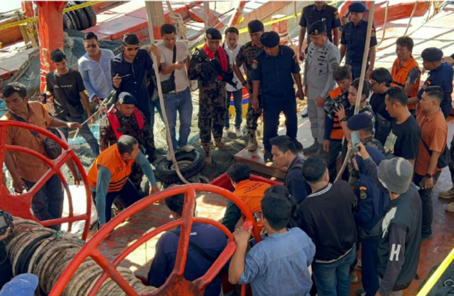 Petugas gabungan menangkap kapal asing berbendera Vietnam yang lakukan illegal fishing di Laut NAtuna Utara. (Bakamla) - Image