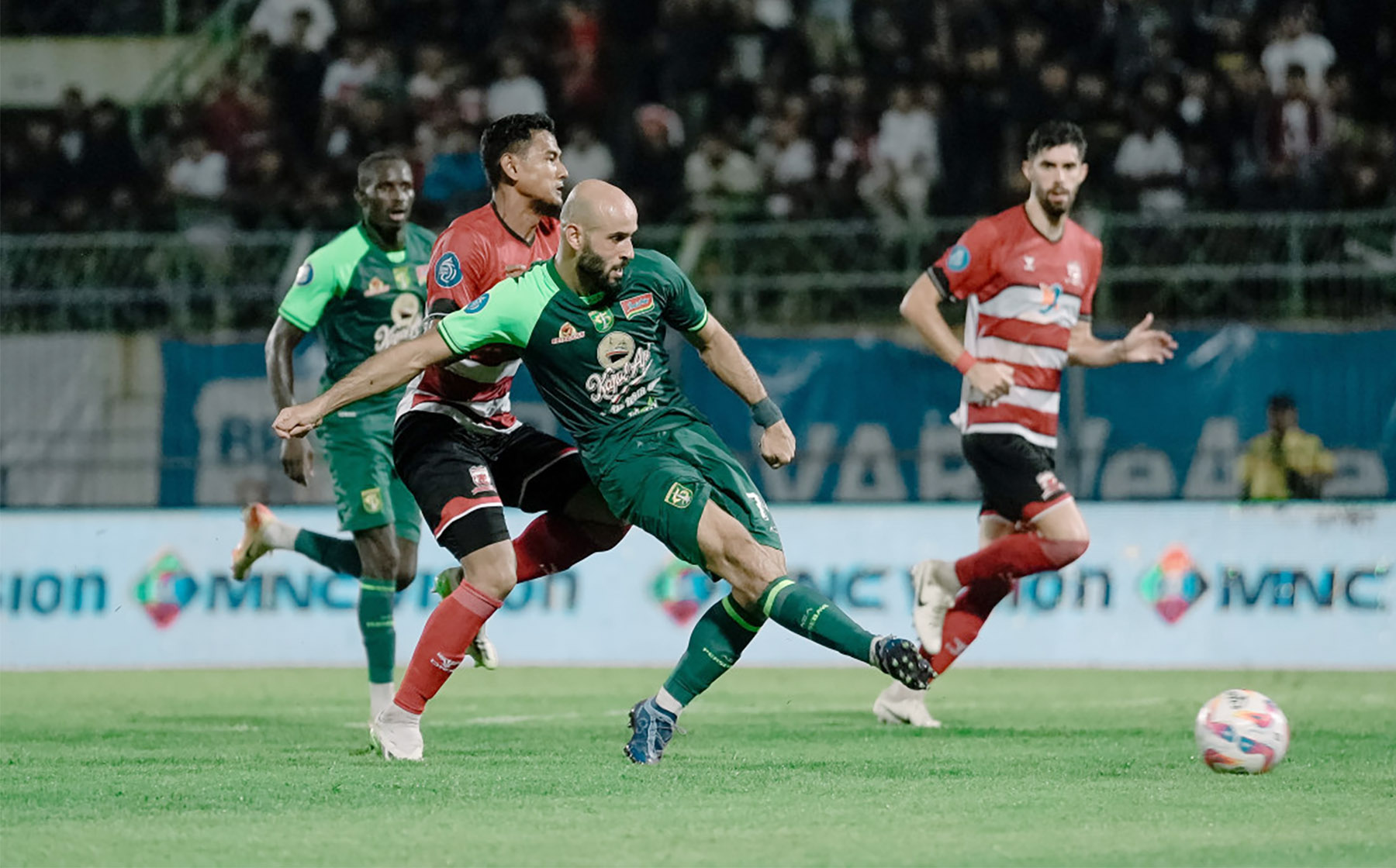 Mo Rashid dalam Laga Madura United vs Persebaya. (Dok. Persebaya)