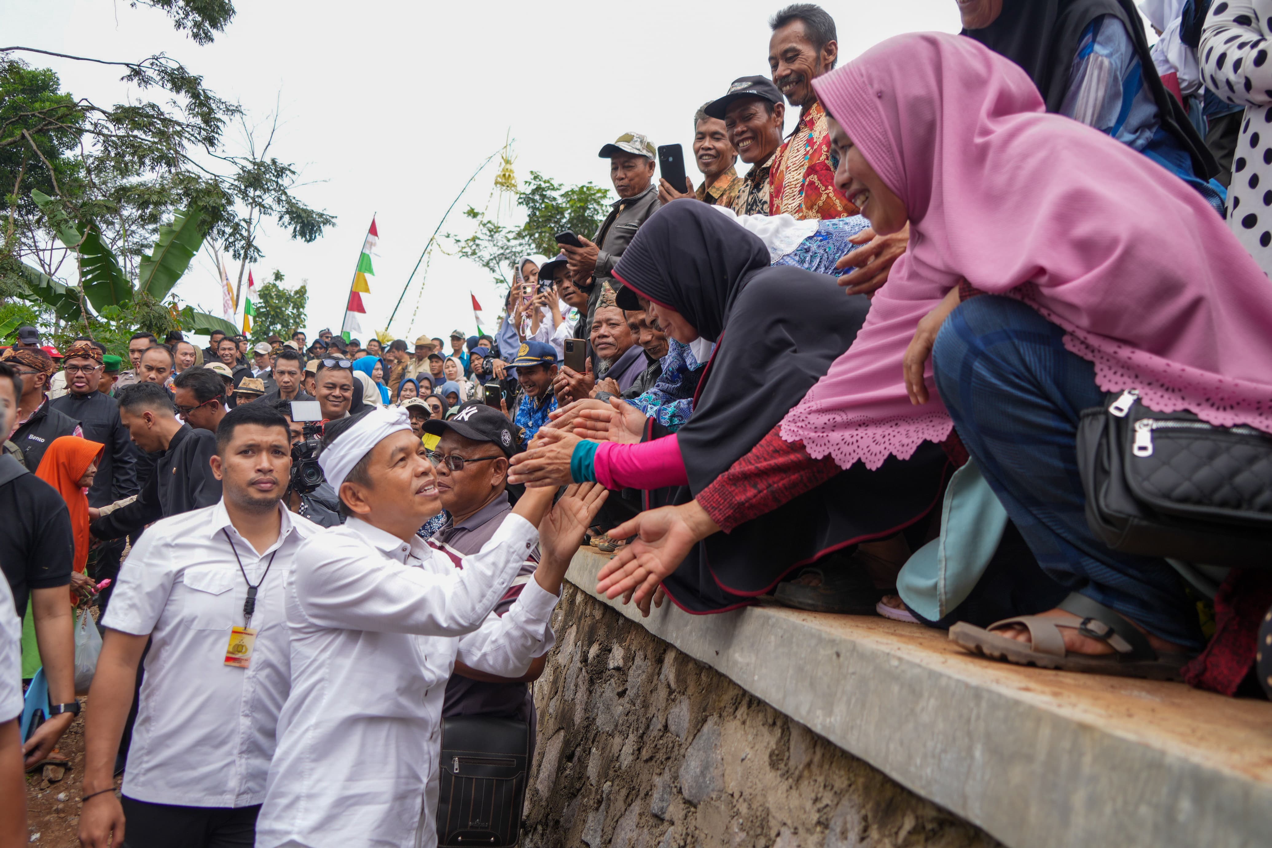 Gubernur Jawa Barat Dedi Mulyadi menghadiri kegiatan Panen Jagung di Desa Pangeureunan, Kabupaten Garut, Kamis (17/4/2025). (Dok.Tim Media KDM) - Image