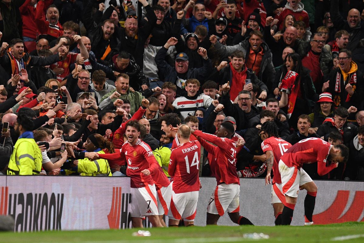 Skuad Manchester United saat berselebrasi usai menjebol gawang Lyon di Liga Europa. (X/@EuropaLeague) - Image