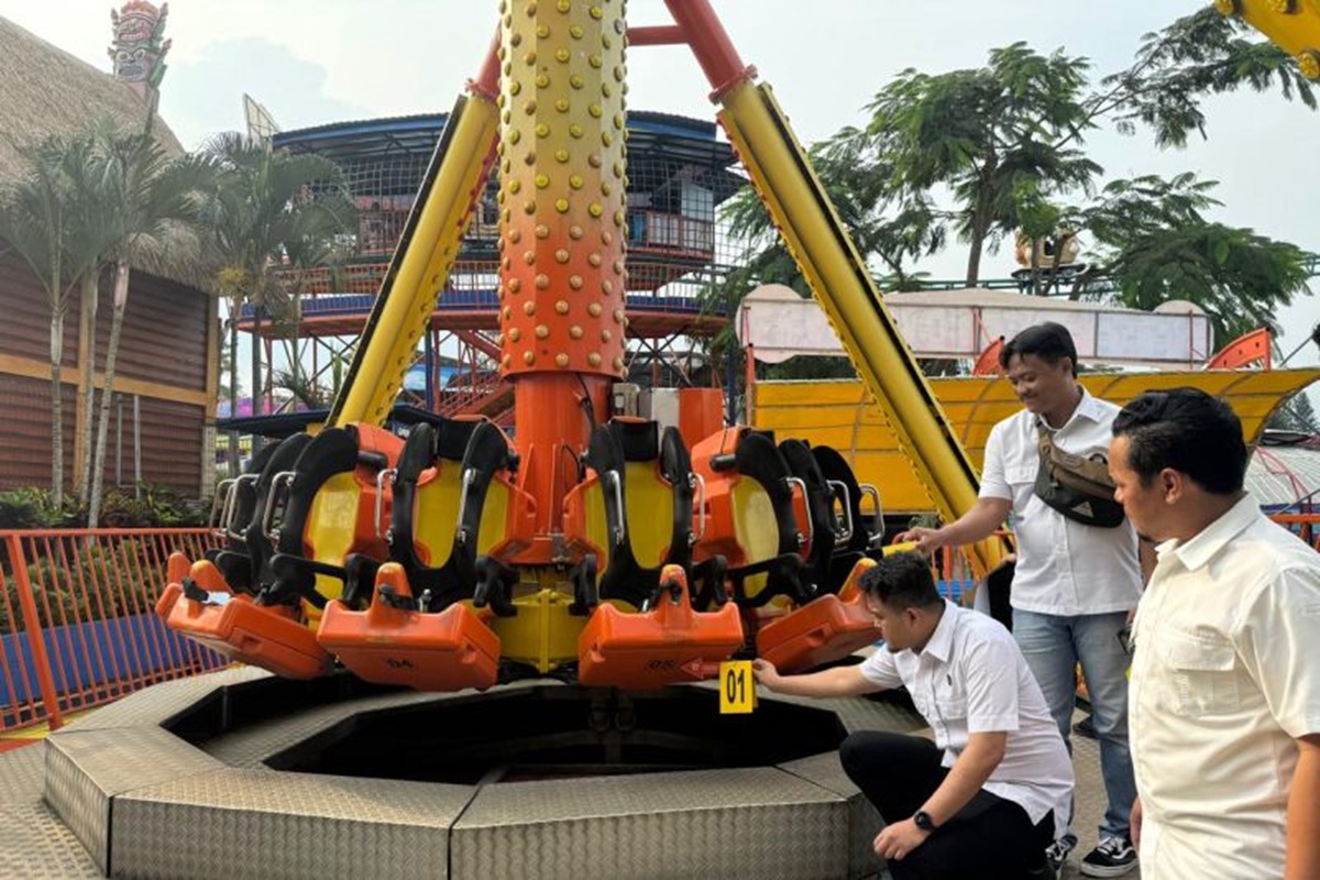 Polres Batu Jawa Timur melakukan penyelidikan terhadap insiden terjatuhnya seorang pengunjung R, 14, dari wahana Pendulum 360 JTP 1. (ANTARA) - Image