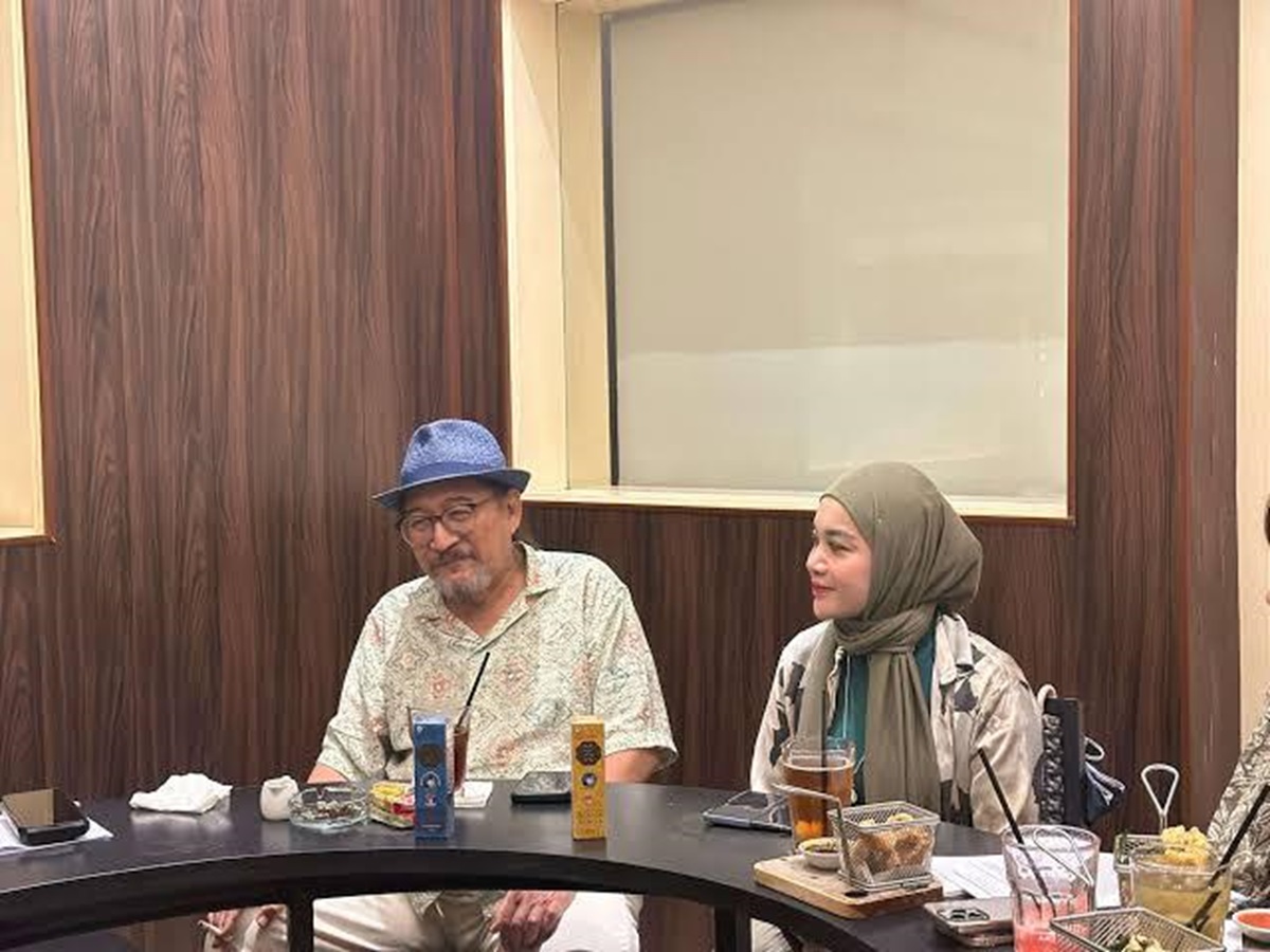 Juliana Christy Foto: Istimewa Caption: Bambang Pranoto (kiri) bersama kuasa hukumnya setelah memenangkan sengketa merek Kutus Kutus di Pengadilan Negeri Surabaya. (Istimewa) - Image