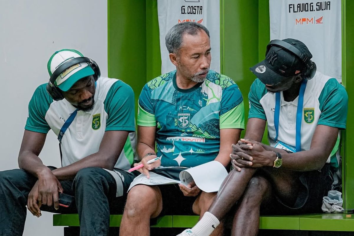 Asisten pelatih Uston Nawawi saat memberikan instruksi ke pemain. Skuad Persebaya Surabaya ingin kalahkan Madura United di Stadion Gelora Bung Tomo. (Media Persebaya) - Image