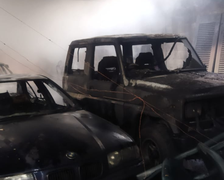 Polisi selidiki kebakaran yang hanguskan tujuh dari 13 mobil mantan anggota DPR RI Azam Azman Natawijaya, masih menunggu hasil labfor. (DPKP Kota Surabaya) - Image