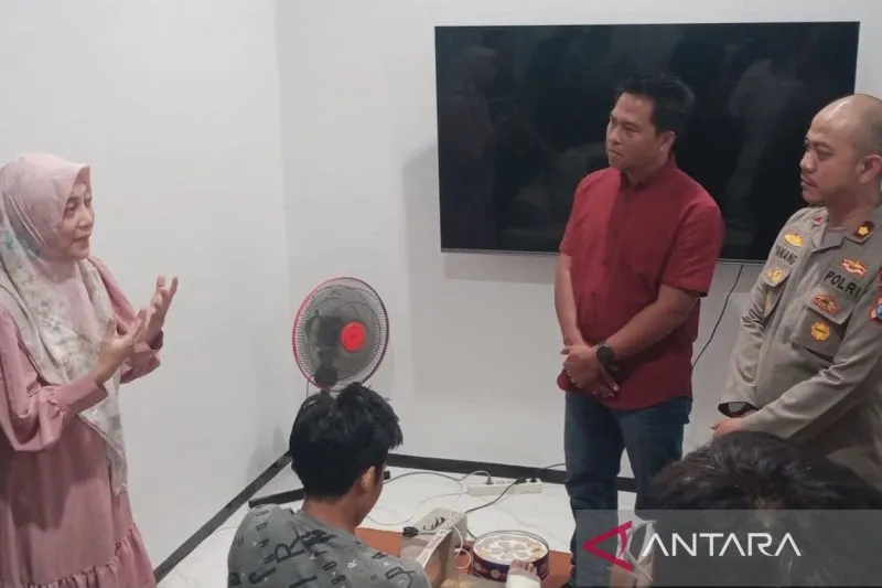 Wakil Kepala Polres Batu Kota Malang Kompol Danang Yudanto saat mengunjungi kediaman korban insiden di wahana Pendulum 360 di Jatim Park 1. (Ananto Pradana/ANTARA). - Image