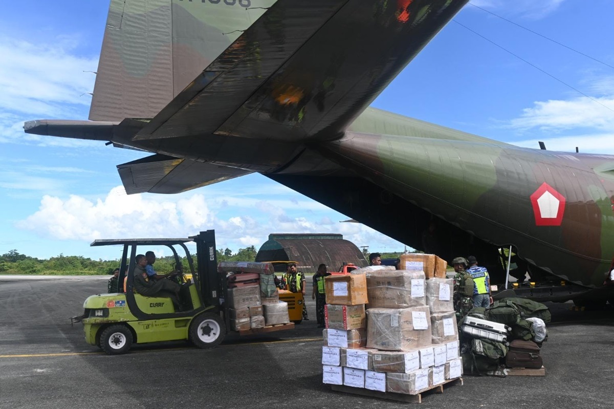 Pesawat C-130 Hercules TNI AU mengangkut logistik MBG ke Lanud TNI AU Manuhua, Biak Numfor, Papua. (TNI AU) - Image