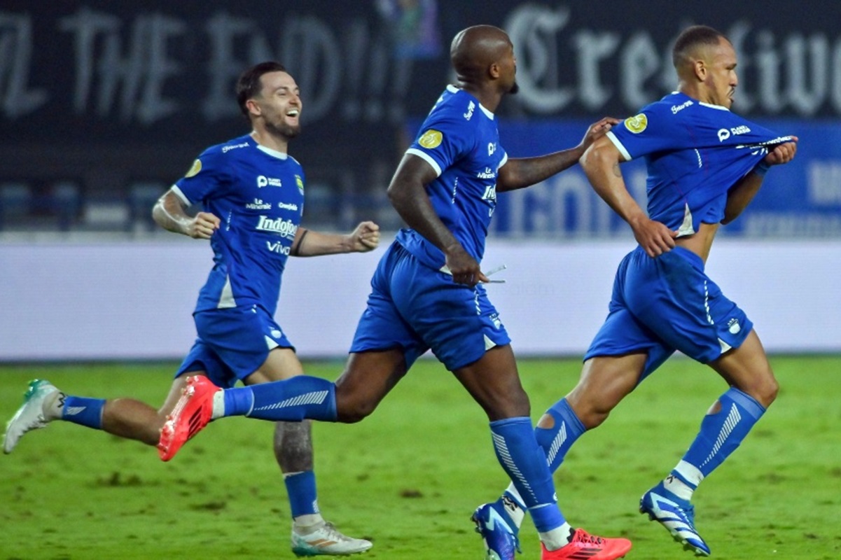 Para pemain Persib merayakan gol ke gawang Bali United kemarin (18/4). (Liga Indonesia Baru) - Image