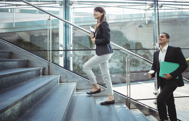 Orang yang lebih suka lewat tangga ketimbang lift. (freepik) - Image