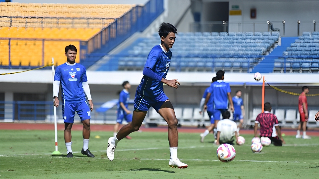 Para pemain Persib latihan fisik hingga 90 menit pada Sabtu (19/4) pagi atau kurang dari 24 jam setelah mengalahkan Bali United. (Media Persib) - Image