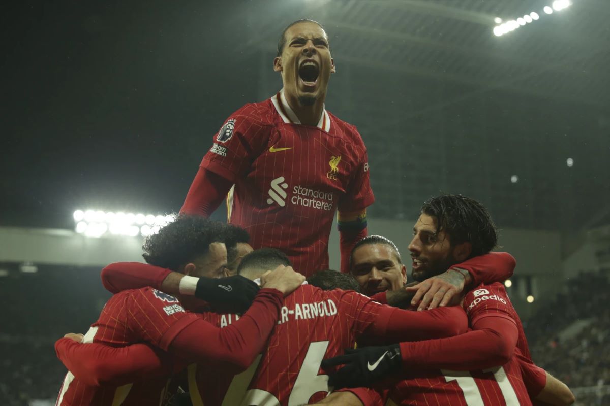 Selebrasi Skuad Liverpool saat mencetak gol. (AP Photo/Ian Hodgson) - Image