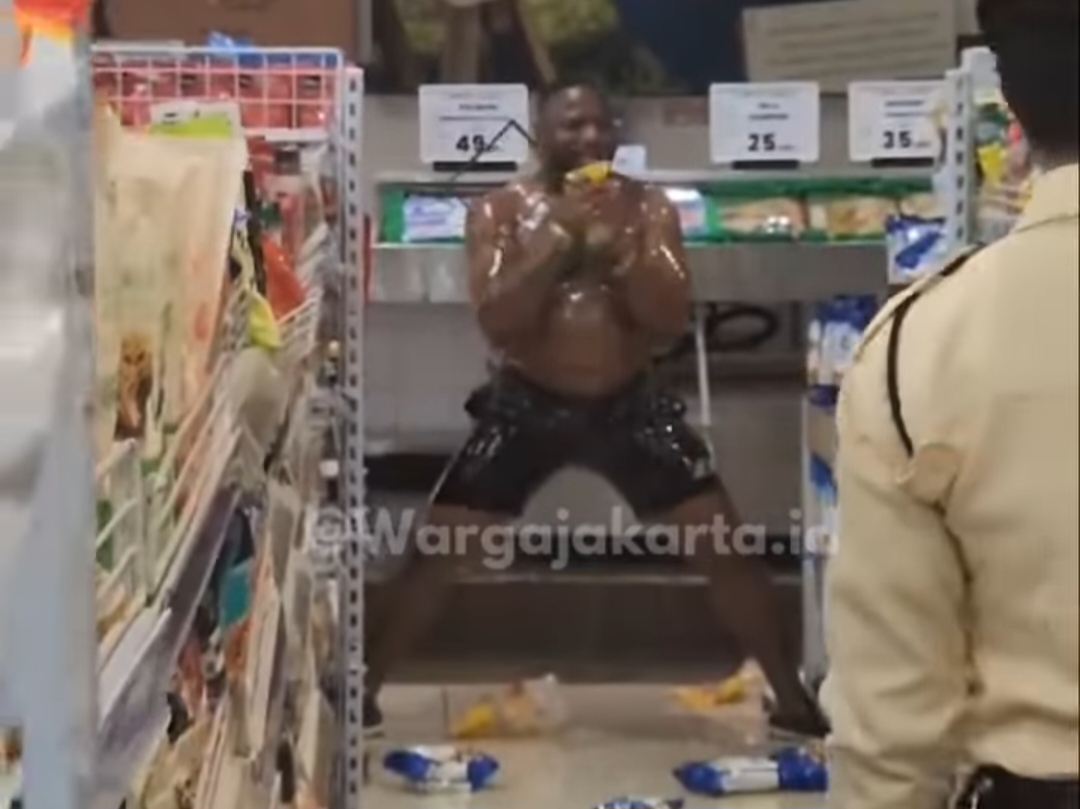 Tangkapan layar video viral seorang Warga Negara Asing (WNA) asal Afrika mengamuk di sebuah supermarket kawasan Kalibata City, Jakarta Selatan, Senin (21/4). (@wargajakarta.id). - Image
