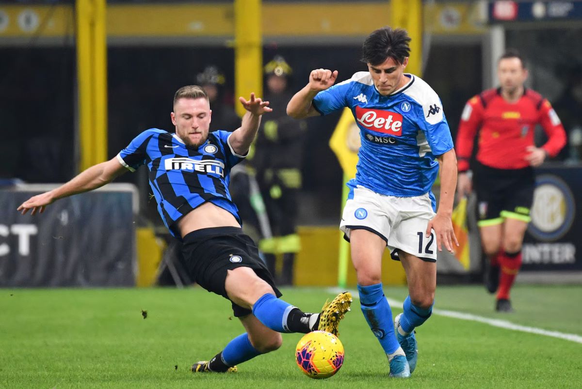 Duel Eljif Elmas (Napoli) dan Milan Skirinar (Inter Milan). (AP Photo) - Image