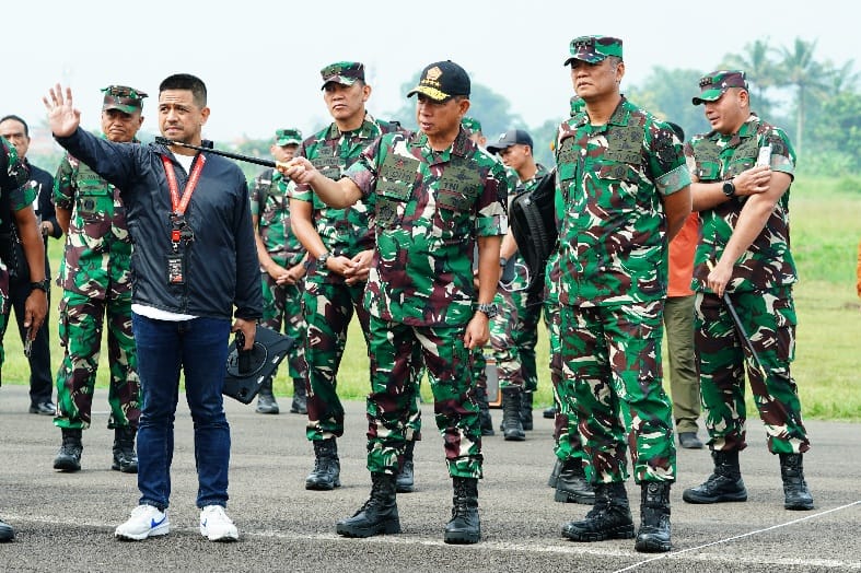 Panglima TNI Jenderal TNI Agus Subiyanto dan jajaran memeriksa kesiapan pelaksanaan Upacara Tradisi Kehormatan Militer di Pusdiklatpassus TNI AD, Batujajar, Jawa Barat. (Puspen TNI) - Image