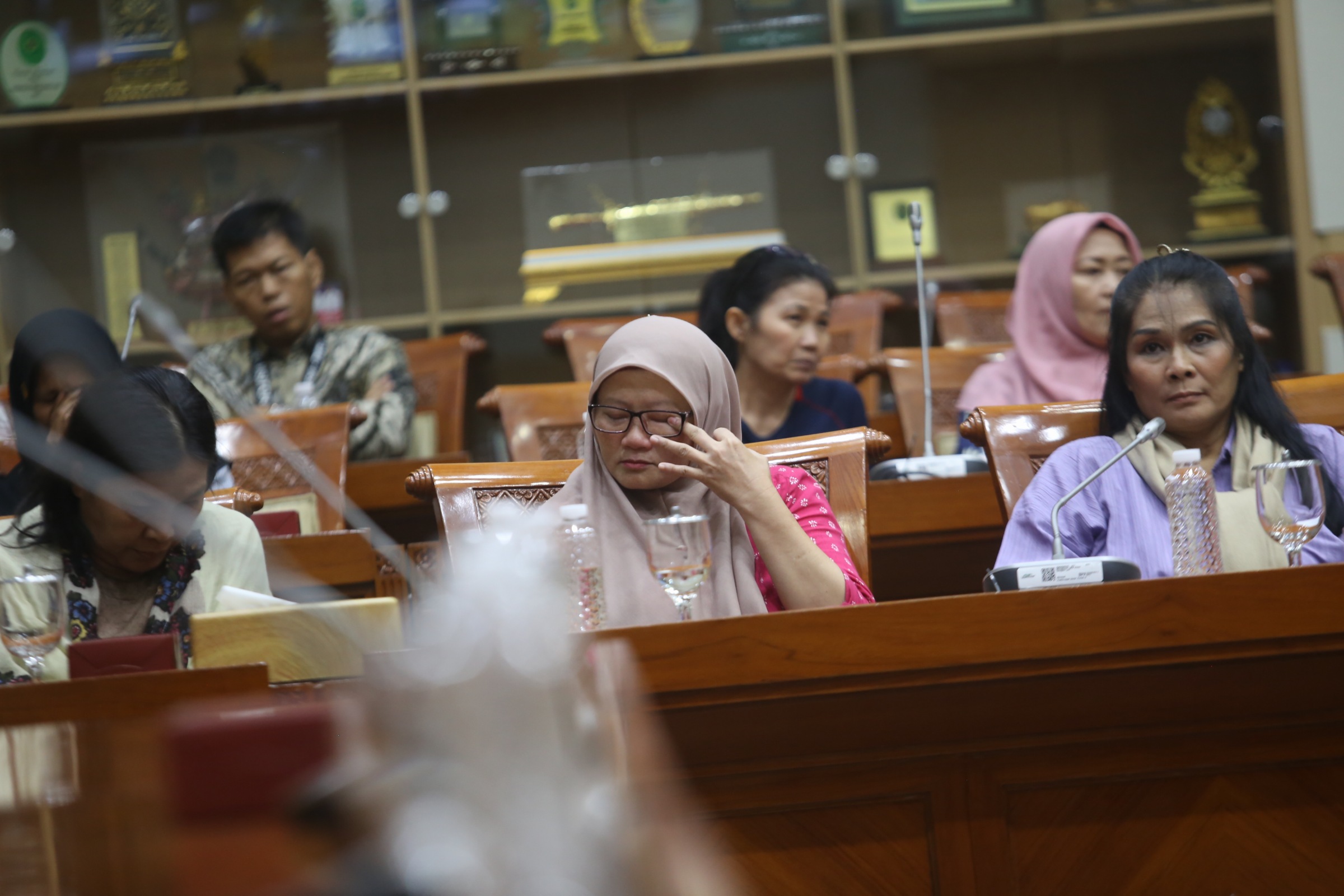Sejumlah mantan pemain sirkus OCI mengikuti rapat dengar pendapat umum dengan Komisi III DPR di Jakarta, Senin (21/4/2025). (Dery Ridwansah/ JawaPos.com) - Image