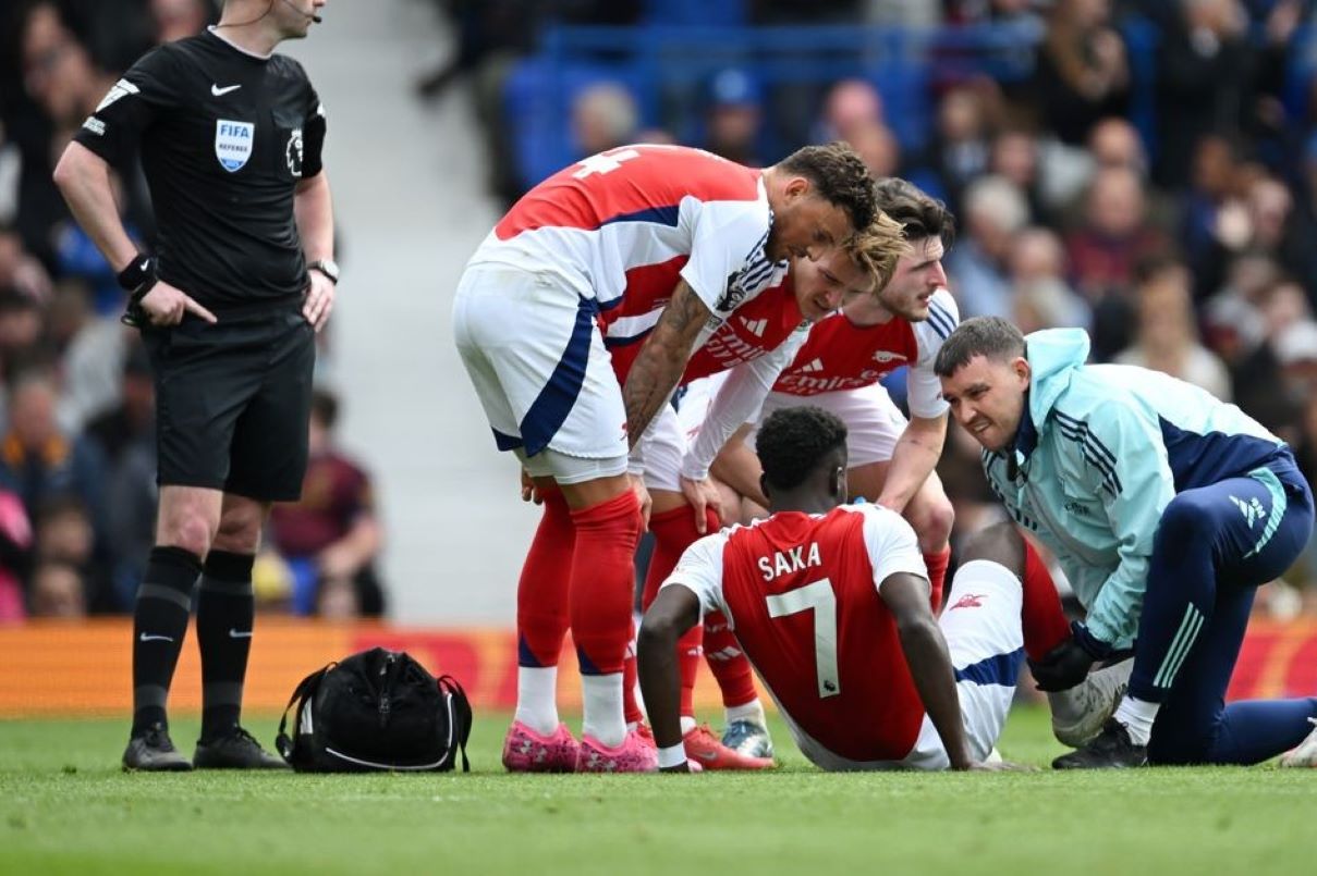 Bukayo Saka mendapatkan perawatan saat menghadapi Ipswich Town. (X/@PremierLeague) - Image