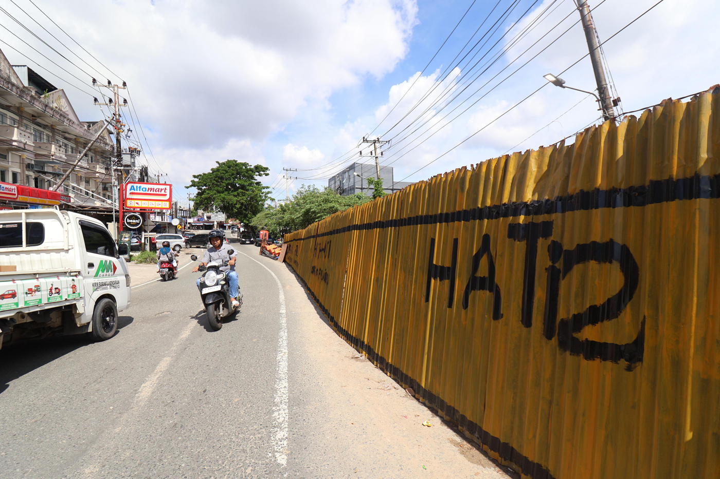 Aktivitas pengerjaan jalan amblas di Jalan Letkol Pol H.M Asnawi Arbain, Balikpapan, Kalimantan Timu
